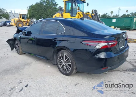 2021 Toyota Camry Xle Hybrid z USA, uszkodzony, nr VIN 4T1F31AK2MU029260